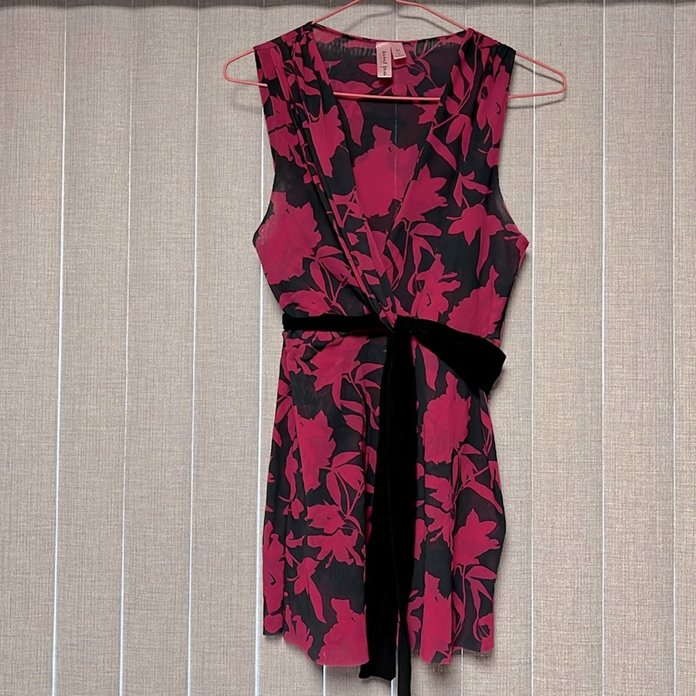 Very good condition 100%Nylon Sweet Pea by Stacy Frati pink and black top medium